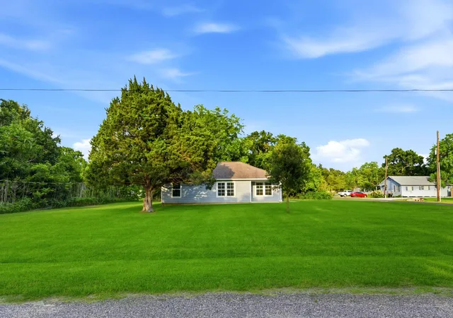 Homes for sale in Anahuac, TX | 609 Washington Ave, Anahuac, TX 77514 | MLS# 38827405