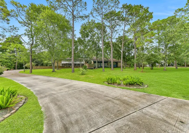 Photo 1 of Single family home for sale at 1102 Cowards Crk Dr, Friendswood, TX 77546 | MLS# 35976155 | Listing updated on 2026-09-03