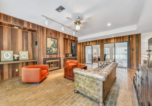 Photo 4 of Single family home for sale at 1102 Cowards Crk Dr, Friendswood, TX 77546 | MLS# 35976155 | Listing updated on 2026-09-03