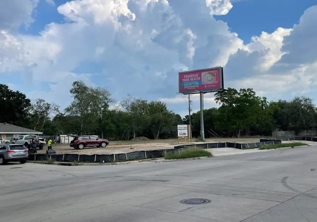 2nd image of 6817 Martin Luther King Jr Blvd, Houston, TX 77033 | MLS# 42091360
