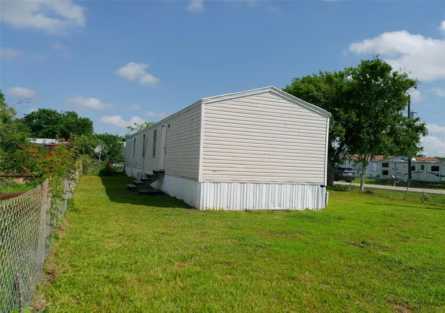 3rd image of 2501 Mcdonald Rd, Freeport, TX 77541 | MLS# 3777317