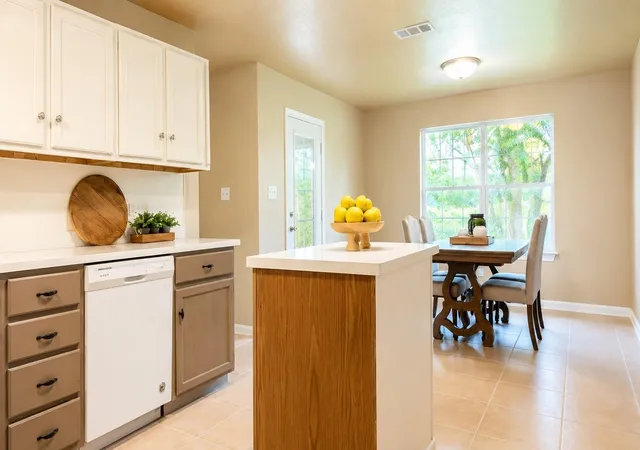 4th image of 216 Sleepy Hollow Dr, Lake Jackson, TX 77566 | MLS# 87372283