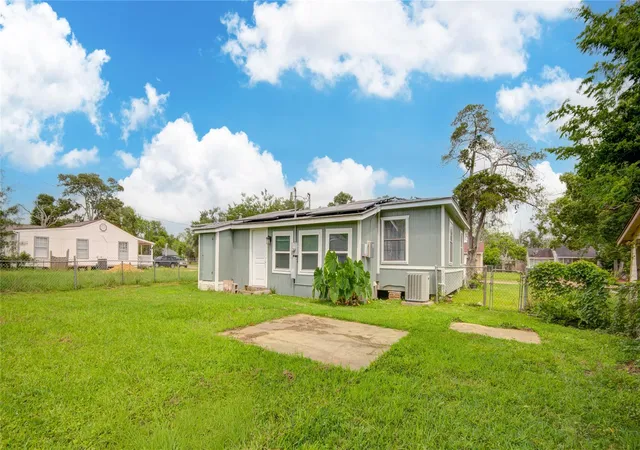 27th image of 127 Huisache St, Lake Jackson, TX 77566 | MLS# 69597400