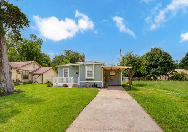 2nd image of 127 Huisache St, Lake Jackson, TX 77566 | MLS# 69597400