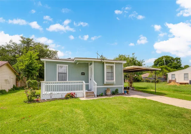 3rd image of 127 Huisache St, Lake Jackson, TX 77566 | MLS# 69597400