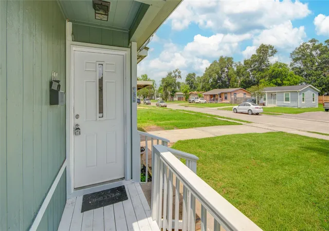 5th image of 127 Huisache St, Lake Jackson, TX 77566 | MLS# 69597400