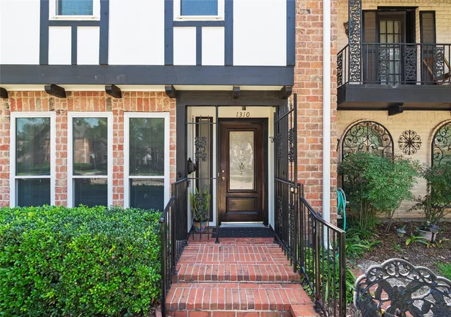 Photo 2 of Townhouse for sale at 1310 Country Pl Dr, Houston, TX 77079 | MLS# 65986813 | Listing updated on 2026-09-03