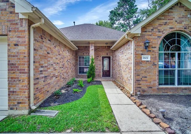 Photo 3 of Single family home for sale at 1802 Tavish Ln, Conroe, TX 77301 | MLS# 70128476 | Listing updated on 2026-09-10