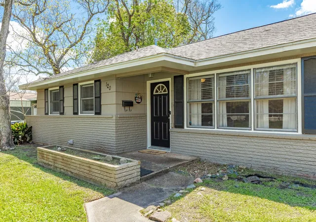 Photo 3 of Single family home for sale at 120 Palm Ln, Lake Jackson, TX 77566 | MLS# 59610243 | Listing updated on 2026-06-29