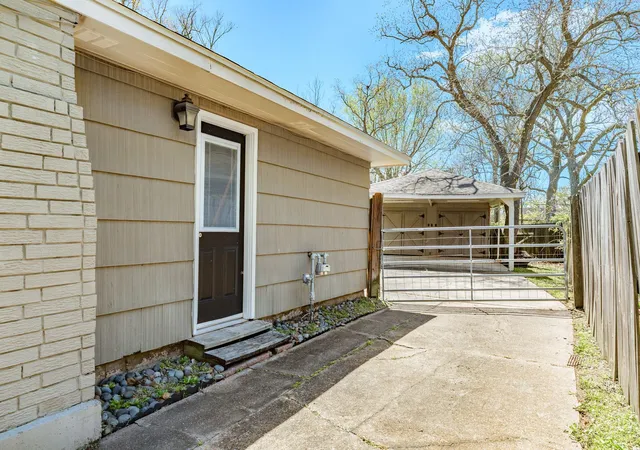 Photo 3 of Single family home for sale at 120 Palm Ln, Lake Jackson, TX 77566 | MLS# 59610243 | Listing updated on 2026-06-29