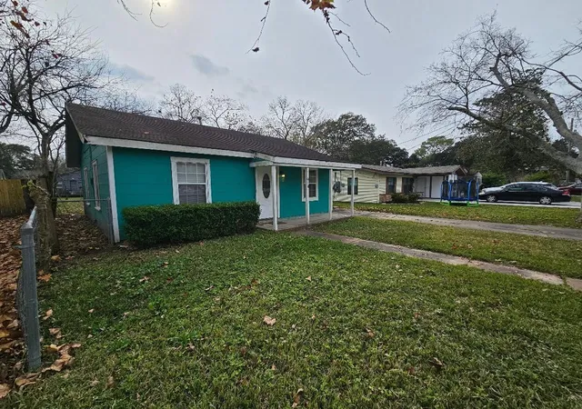 Photo 2 of Single family home for sale at 1013 W Snyder St, Alvin, TX 77511 | MLS# 68963541 | Listing updated on 2026-09-08