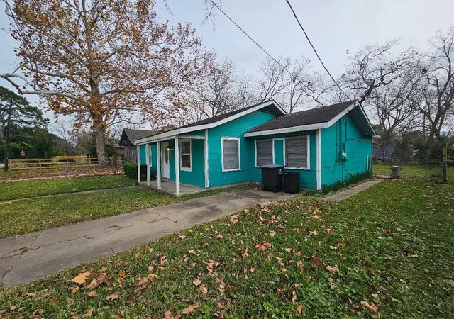 Photo 3 of Single family home for sale at 1013 W Snyder St, Alvin, TX 77511 | MLS# 68963541 | Listing updated on 2026-09-08