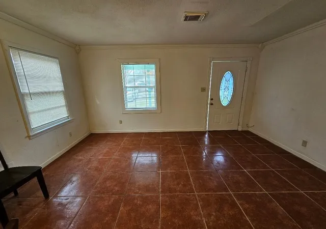 Photo 3 of Single family home for sale at 1013 W Snyder St, Alvin, TX 77511 | MLS# 68963541 | Listing updated on 2026-09-08