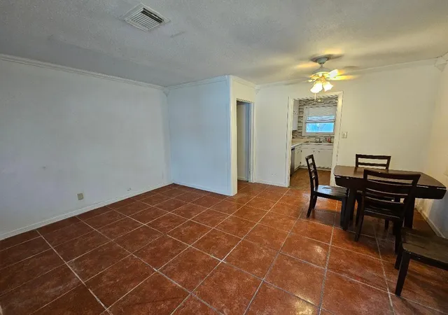 Photo 4 of Single family home for sale at 1013 W Snyder St, Alvin, TX 77511 | MLS# 68963541 | Listing updated on 2026-09-08