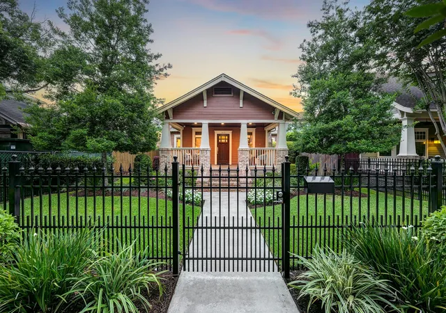 Photo 2 of Sale Pending at 1615 Columbia St, Houston, TX 77008 | MLS# 49711661 | Listing updated on 2026-09-16