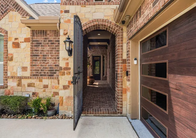 2nd image of 43 Overland Heath Dr, Tomball, TX 77375 | MLS# 18597474