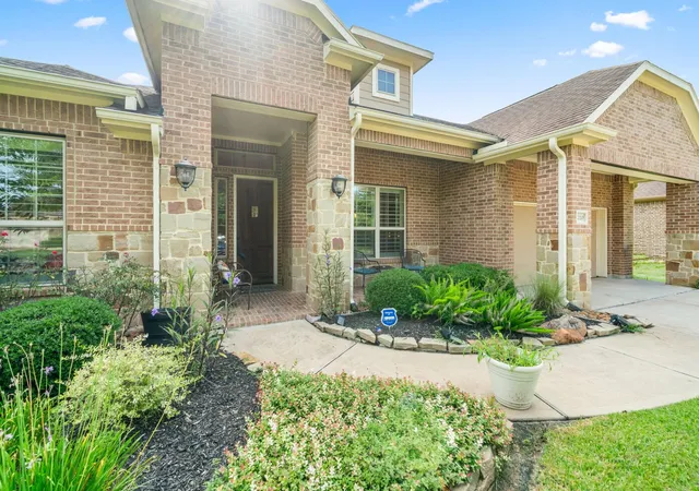 Photo 3 of Sale Pending at 32219 Waterford Crst Ln, Fulshear, TX 77441 | MLS# 14018578 | Listing updated on 2026-09-23