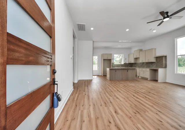 2nd image of 1912 Semmes St, Houston, TX 77026 | MLS# 83430387