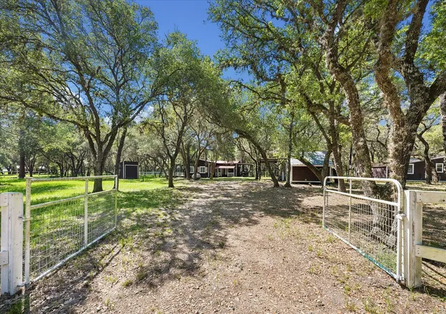 4th image of 302 Bluebonnet Bnd, Sheridan, TX 77475 | MLS# 47663324