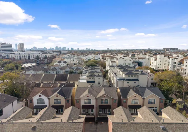 Photo 1 of Sale Pending at 121 Roy St, Houston, TX 77007 | MLS# 26938468 | Listing updated on 2026-09-13