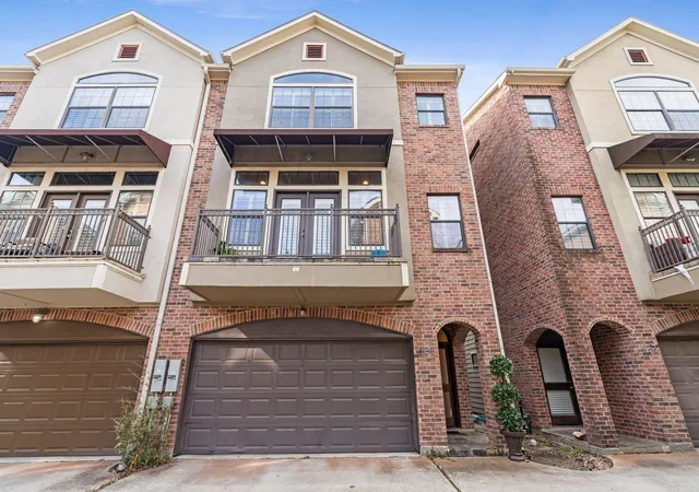 Photo 2 of Sale Pending at 121 Roy St, Houston, TX 77007 | MLS# 26938468 | Listing updated on 2026-09-13