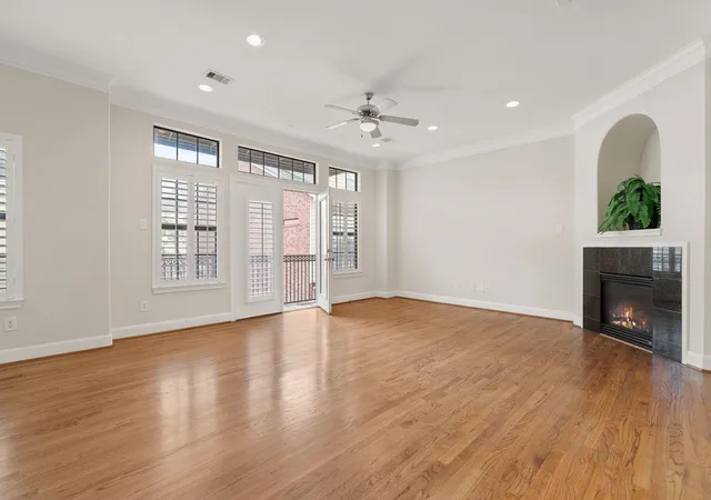 Photo 3 of Sale Pending at 121 Roy St, Houston, TX 77007 | MLS# 26938468 | Listing updated on 2026-09-13