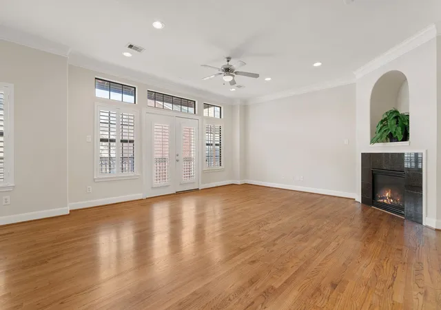 Photo 3 of Sale Pending at 121 Roy St, Houston, TX 77007 | MLS# 26938468 | Listing updated on 2026-09-13