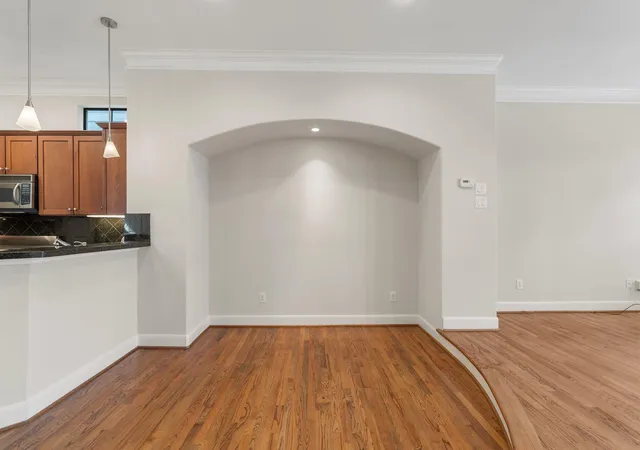 Photo 4 of Sale Pending at 121 Roy St, Houston, TX 77007 | MLS# 26938468 | Listing updated on 2026-09-13