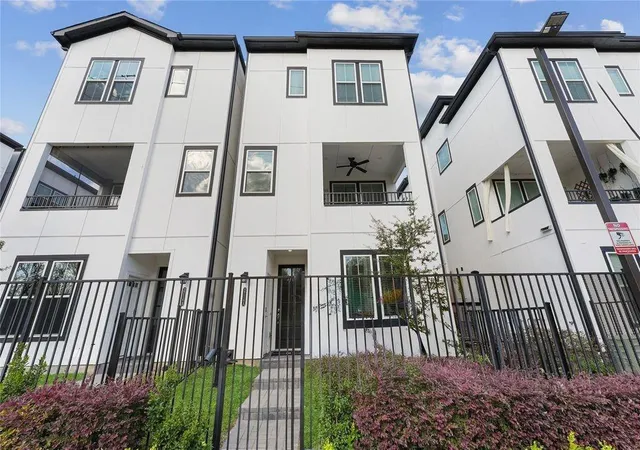 2nd image of 2706 Grand Fountains Dr #F, Houston, TX 77054 | MLS# 48519831