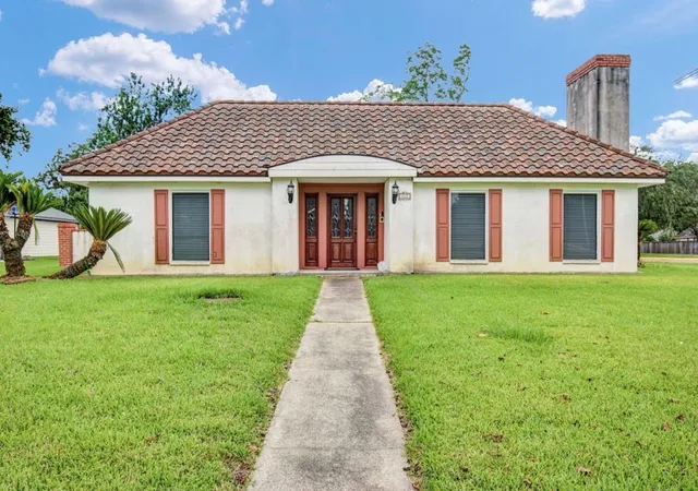 1st image of 327 Live Oak Ln, Lake Jackson, TX 77566 | MLS# 24772325