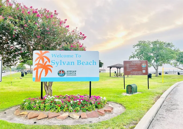 3rd image of 727 N Bayshore Dr, La Porte, TX 77571 | MLS# 70445990