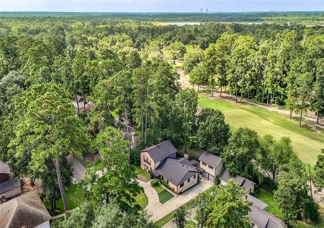 Photo 3 of Single family home for sale at 814 Stone Mountain Dr, Conroe, TX 77302 | MLS# 3963456 | Listing updated on 2026-09-18