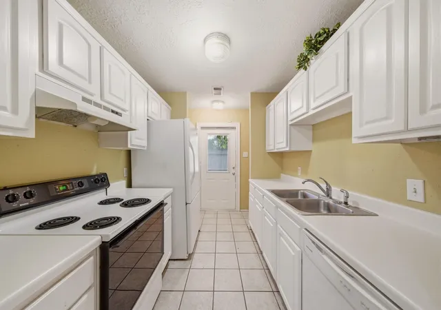 3rd image of 305 Peach St, Tomball, TX 77375 | MLS# 17968376