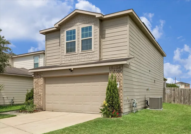 Photo 2 of Single family home for sale at 14119 Mystic Shrs Ln, Houston, TX 77048 | MLS# 14285966 | Listing updated on 2026-09-02