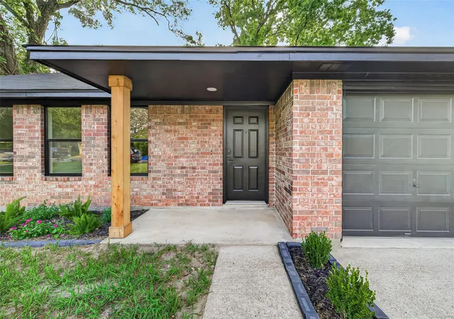 Photo 2 of Single family home for sale at 106 Little Bill Ln, Willis, TX 77378 | MLS# 34470578 | Listing updated on 2026-09-08
