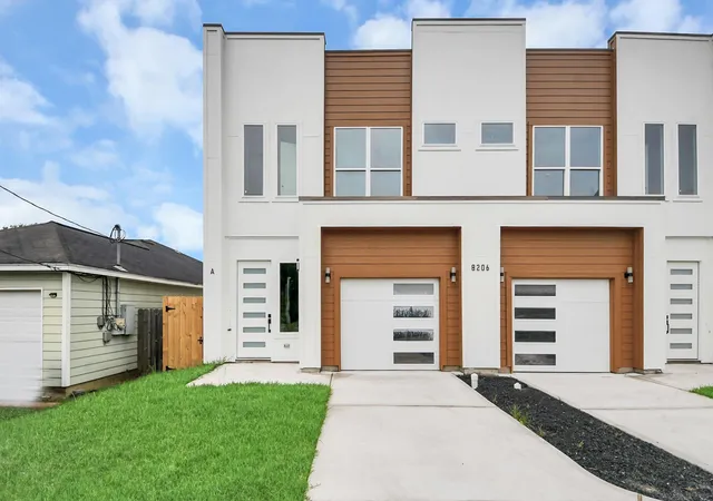 Photo 2 of Multi family home for sale at 8206 Colonial Ln, Houston, TX 77051 | MLS# 46232135 | Listing updated on 2026-09-19
