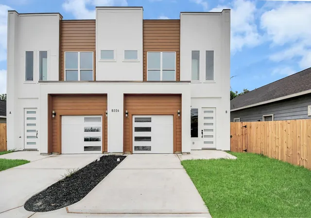 Photo 3 of Multi family home for sale at 8206 Colonial Ln, Houston, TX 77051 | MLS# 46232135 | Listing updated on 2026-09-19