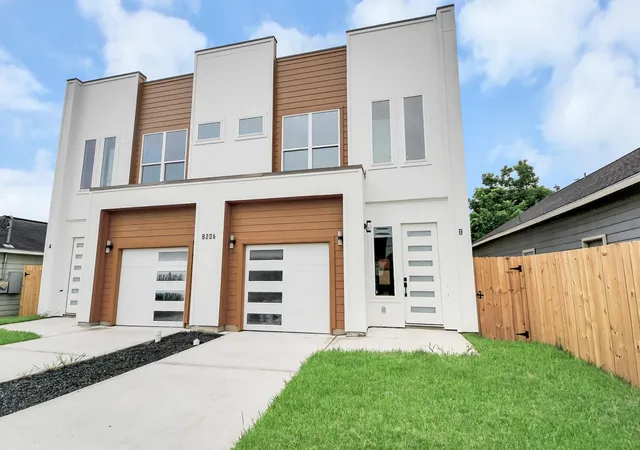 Listing Photo 4 - Condo for sale in building located at 8206 Colonial Ln, Houston, TX 77051
