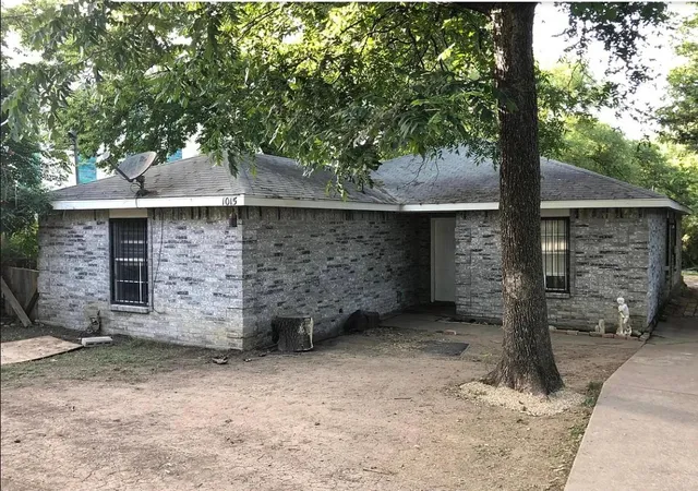1st image of 1015 W Clarendon Dr, Dallas, TX 75208 | MLS# 92586810