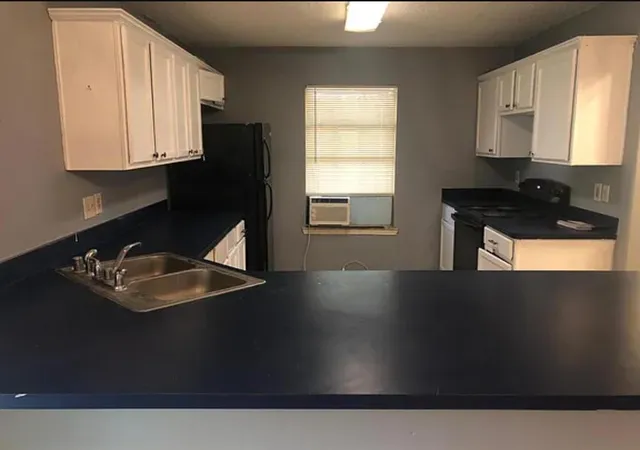 3rd image of 1015 W Clarendon Dr, Dallas, TX 75208 | MLS# 92586810