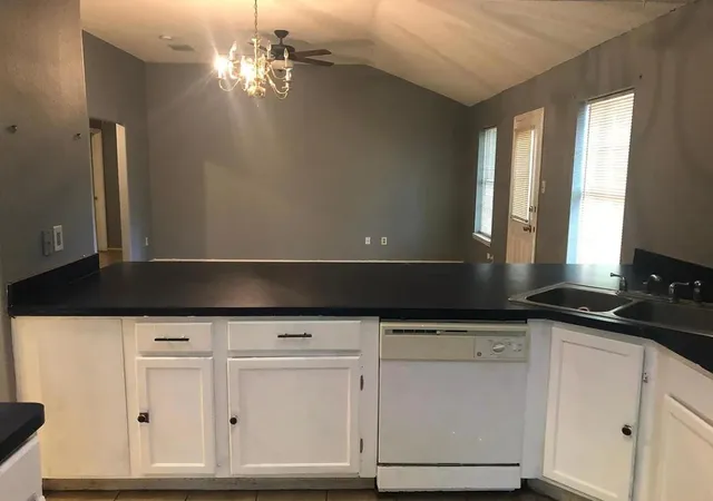 4th image of 1015 W Clarendon Dr, Dallas, TX 75208 | MLS# 92586810