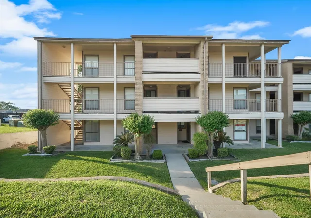 2nd image of 101 Lakeview Ter #D, Montgomery, TX 77356 | MLS# 5749260