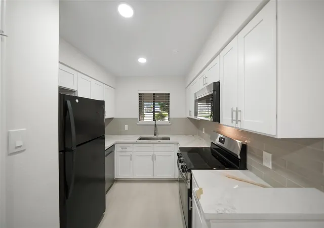 3rd image of 101 Lakeview Ter, Conroe, TX 77356