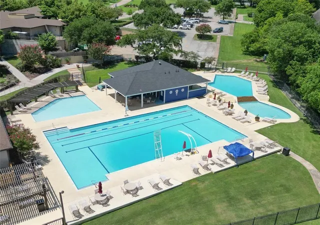 2nd image of 101 Lakeview Ter, Montgomery, TX 77356