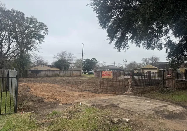 Photo 1 of Sale Pending at 7031 England St, Houston, TX 77021 | MLS# 40108484 | Listing updated on 2026-09-16