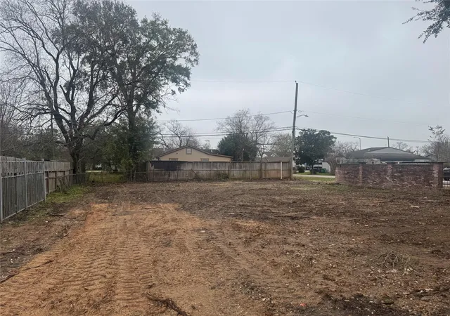 Photo 2 of Sale Pending at 7031 England St, Houston, TX 77021 | MLS# 40108484 | Listing updated on 2026-09-16