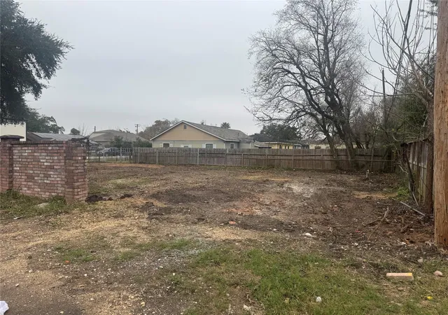 Photo 3 of Sale Pending at 7031 England St, Houston, TX 77021 | MLS# 40108484 | Listing updated on 2026-09-16
