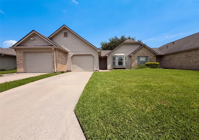 Homes for sale in Pearland, TX | 643 E Country Grove Cir, Pearland, TX 77584 | MLS# 40060613