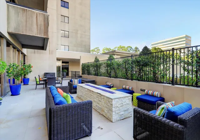 2nd image of 49 Briar Holw Ln, Houston, TX 77027