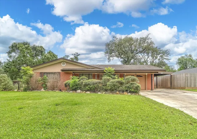 1st image of 112 Persimmon Ln, Lake Jackson, TX 77566 | MLS# 64300107